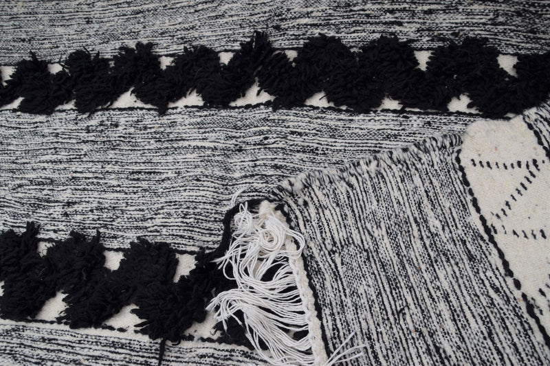 Zanafi Rug in Grey with unique Black accents