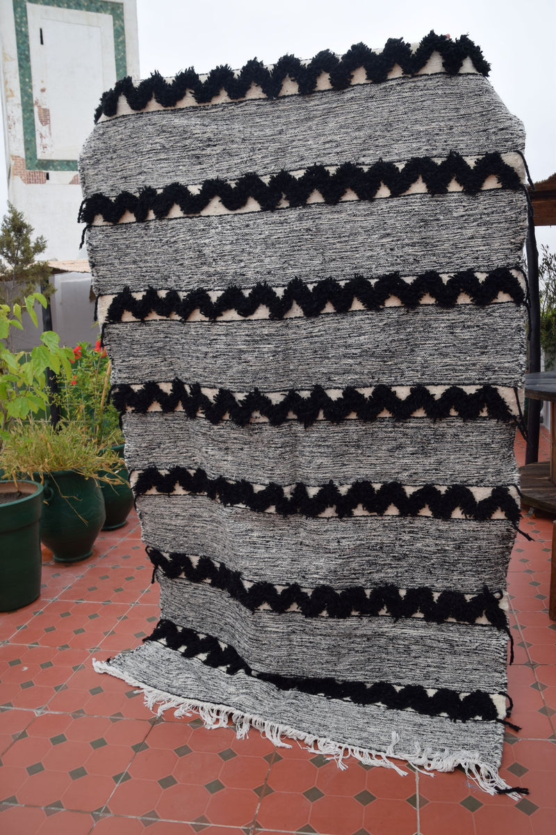 Zanafi Rug in Grey with unique Black accents