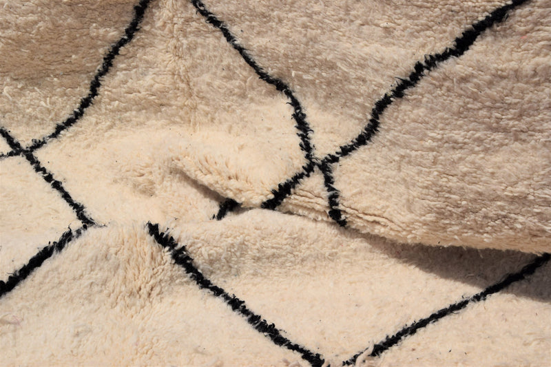 Minimalistic Beni Ouarin rug – black design on a cream background