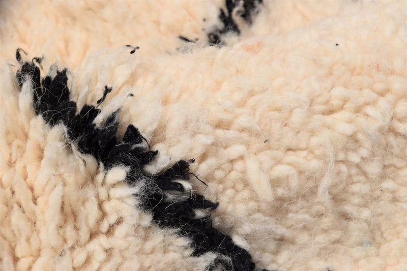 Minimalistic Beni Ouarin rug – black design on a cream background