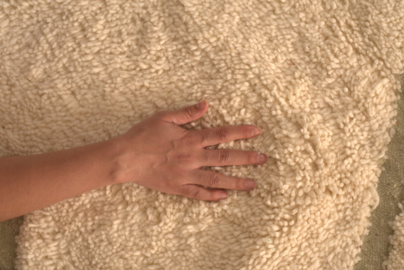 Minimalistic Beni Ouarin rug – olive green design on a cream background