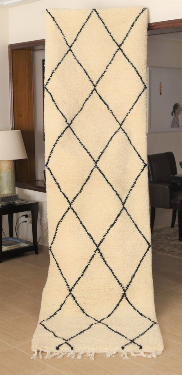 Minimalistic Beni Ouarin runner - black design on a cream background